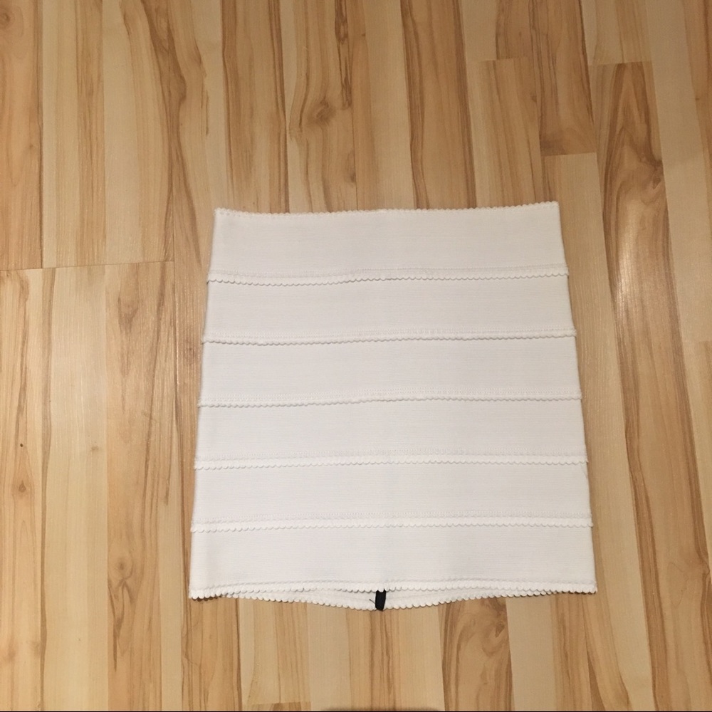 White scalloped hem bandage skirt - Picture 2 of 5